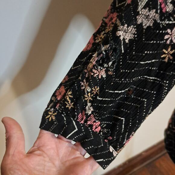 Maurices 3/4 Sleeve Tunic Size MD.. Keyhole Front Fasten.. Black Floral Print - Picture 3 of 8